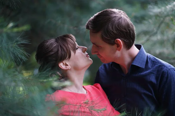 Bastante Caucásico Amor Pareja Caminando Verde Verano Parque Teniendo Sonrisas — Foto de Stock