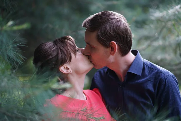 Joli Couple Amour Caucasien Marchant Dans Parc Vert Été Ayant — Photo