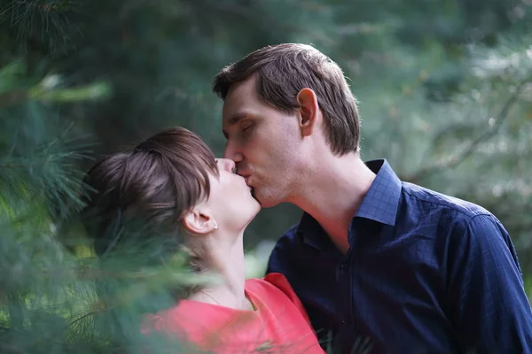 Bastante Caucásico Amor Pareja Caminando Verde Verano Parque Teniendo Sonrisas — Foto de Stock