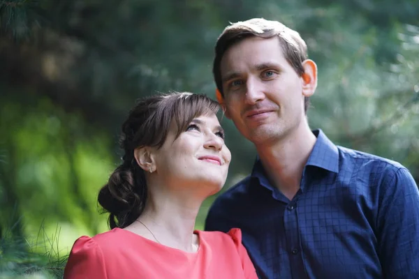 Bastante Caucásico Amor Pareja Caminando Verde Verano Parque Teniendo Sonrisas — Foto de Stock