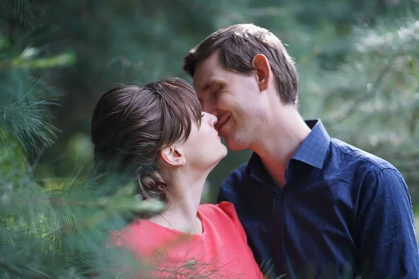 Bastante Caucásico Amor Pareja Caminando Verde Verano Parque Teniendo Sonrisas — Foto de Stock