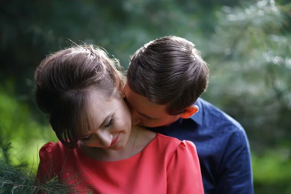 かなり白人の愛のカップル緑の夏の公園を歩いて笑顔 キスと抱擁を持つ — ストック写真