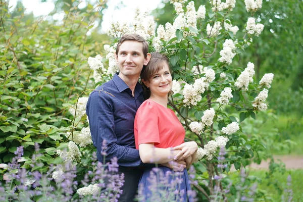 Bastante Caucásico Amor Pareja Caminando Verde Verano Parque Teniendo Sonrisas — Foto de Stock