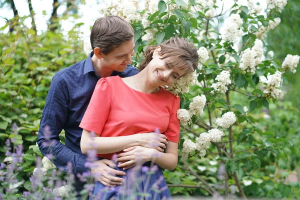 Bastante Caucásico Amor Pareja Caminando Verde Verano Parque Teniendo Sonrisas — Foto de Stock