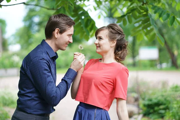 Bonito Caucasiano Amor Casal Andando Verde Verão Parque Tendo Sorrisos — Fotografia de Stock