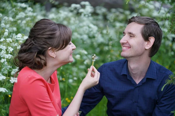 Bastante Caucásico Amor Pareja Caminando Verde Verano Parque Teniendo Sonrisas — Foto de Stock