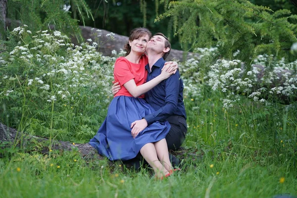 Beau Couple Adultes Aimable Marchant Dans Jardin Vert Été Câlin — Photo