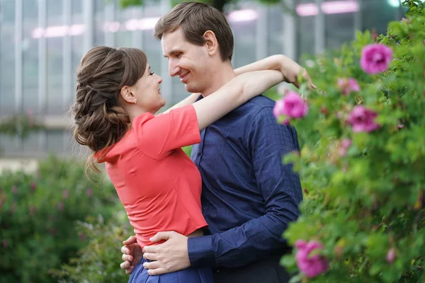 Agradável Tipo Adulto Casal Andando Jardim Verão Verde Abraço Sorriso — Fotografia de Stock