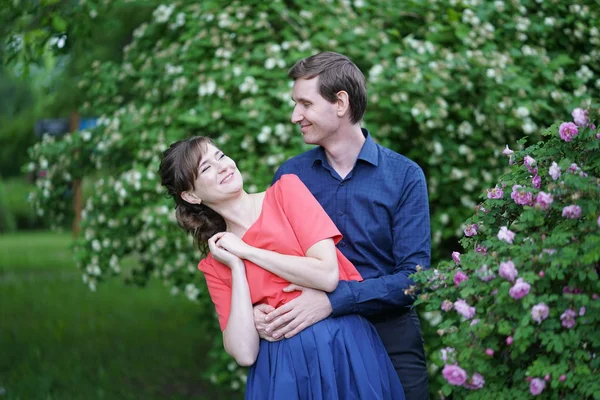 Agradable Pareja Adulta Amable Caminando Verde Jardín Verano Abrazo Sonrisa — Foto de Stock