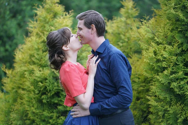 Agradable Pareja Adulta Amable Caminando Verde Jardín Verano Abrazo Sonrisa — Foto de Stock