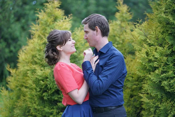 Agradable Pareja Adulta Amable Caminando Verde Jardín Verano Abrazo Sonrisa — Foto de Stock