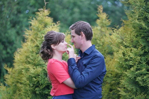 Agradable Pareja Adulta Amable Caminando Verde Jardín Verano Abrazo Sonrisa — Foto de Stock