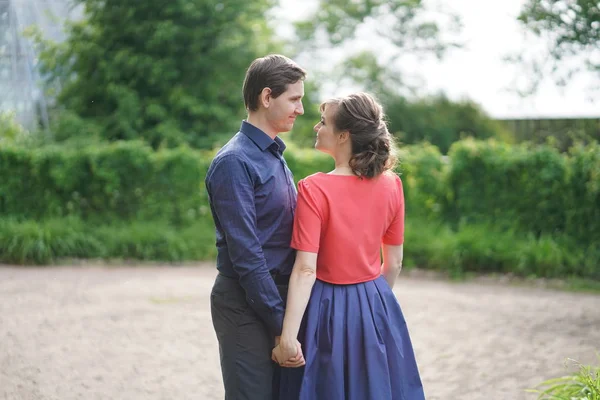 Agradable Pareja Adulta Amable Caminando Verde Jardín Verano Abrazo Sonrisa — Foto de Stock