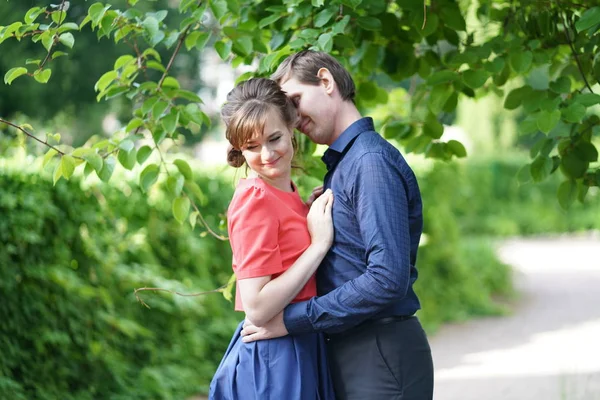 Agradável Tipo Adulto Casal Andando Jardim Verão Verde Abraço Sorriso — Fotografia de Stock