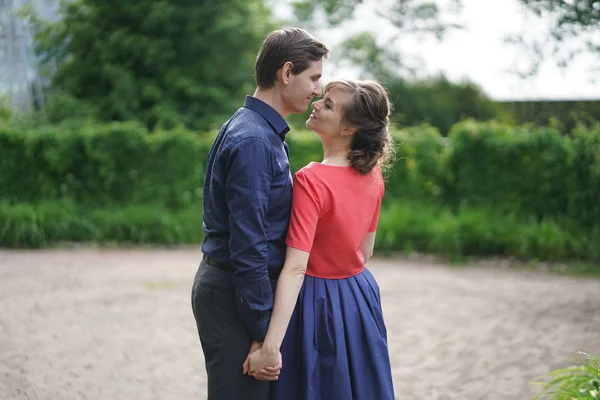 Agradable Pareja Adulta Amable Caminando Verde Jardín Verano Abrazo Sonrisa — Foto de Stock