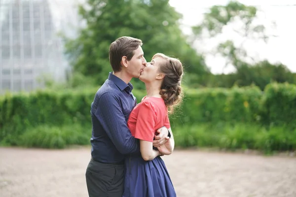 Agradable Pareja Adulta Amable Caminando Verde Jardín Verano Abrazo Sonrisa — Foto de Stock