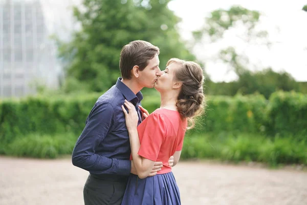 漂亮的高加索爱的夫妇走在绿色的夏季公园 面带微笑 亲吻和拥抱 — 图库照片