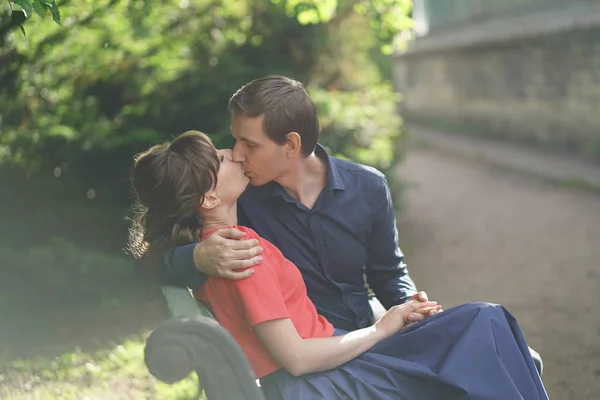 Pareja Adultos Casados Amor Caminando Verde Parque Verano Beso Abrazos — Foto de Stock