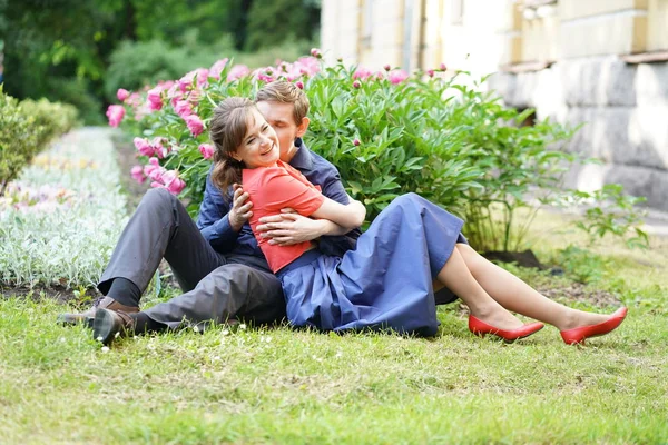 Bonito Encantador Adulto Caucasiano Casal Amantes Andando Verão Ensolarado Parque — Fotografia de Stock