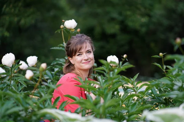 Sorrindo Mulher Adulta Caucasiana Feliz Relaxando Seu Jardim Com Flores — Fotografia de Stock