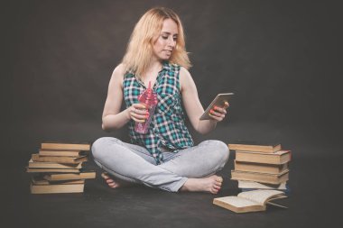 Kitaplar, yanındaki katta oturan bir genç kız değil öğrenmek istiyorum, suyu içme ve smartphone üzerinde bir selfie alarak
