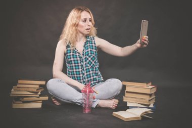 Kitaplar, yanındaki katta oturan bir genç kız değil öğrenmek istiyorum, suyu içme ve smartphone üzerinde bir selfie alarak