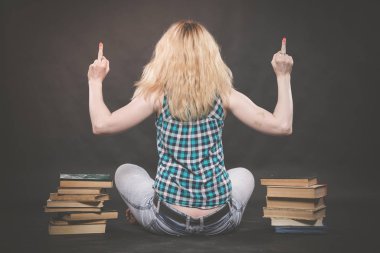 kitap yanındaki katta oturan ve duygusal olarak onu nefret, nefret ve yorgunluk gösterilen genç kız