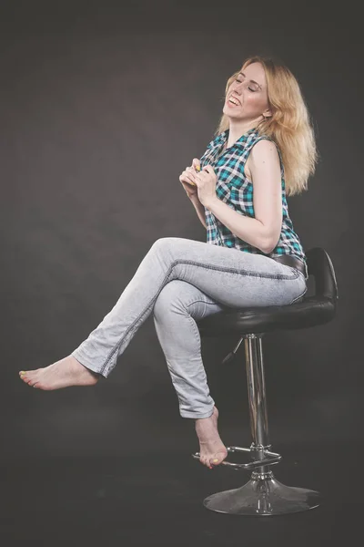Jolie Jeune Fille Blonde Portant Chemise Carreaux Jeans Bleus Sur — Photo