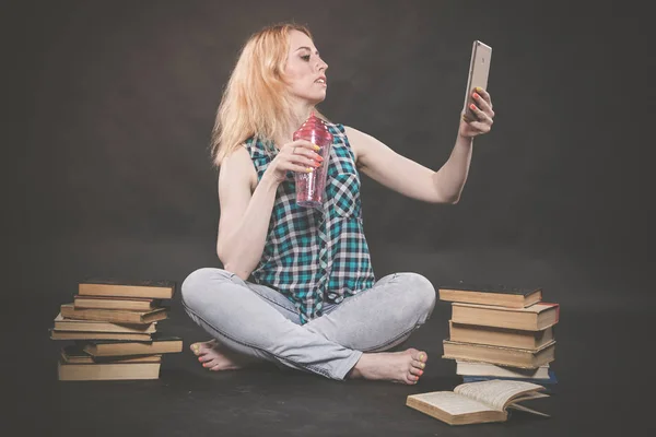 Adolescente Sentada Suelo Junto Los Libros Quiere Aprender Beber Jugo —  Fotos de Stock
