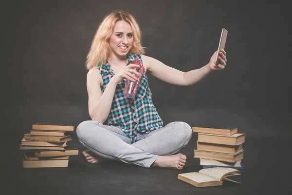 Teen Girl Sitting Floor Next Books Does Want Learn Drinking — Stock Photo, Image