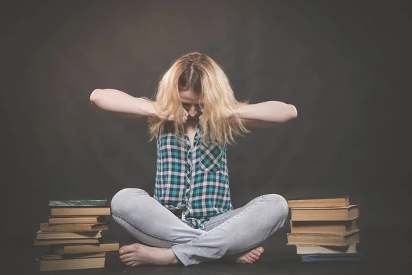 Девочка Подросток Сидит Полу Рядом Книгами Эмоционально Демонстрирует Свою Ненависть — стоковое фото