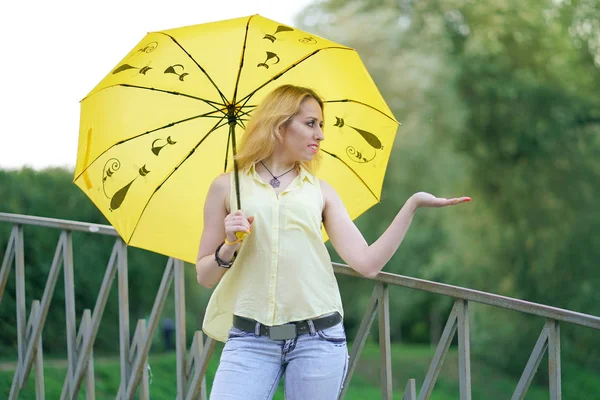 Cute Girl Yellow Shirt Jeans Walking Bridge Bright Umbrella Evening — Stock Photo, Image