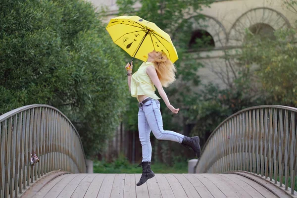 Jolie Fille Chemise Jaune Jeans Marchant Sur Pont Avec Parapluie — Photo