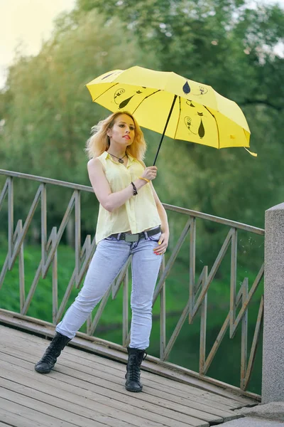 Schattig Meisje Het Geel Shirt Spijkerbroek Wandelen Brug Met Een — Stockfoto