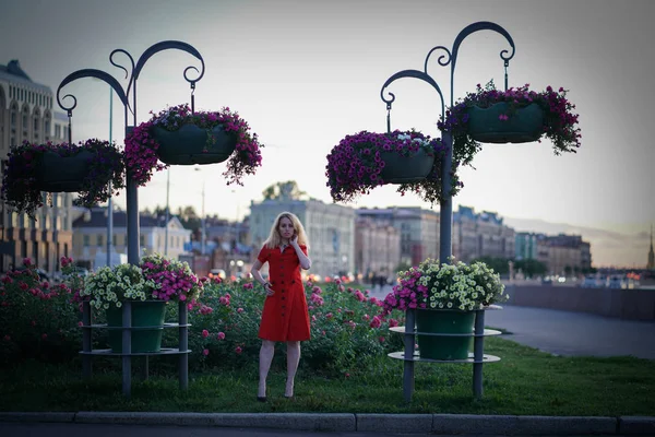 Belle Fille Caucasienne Marche Tard Dans Nuit Coucher Soleil Près — Photo