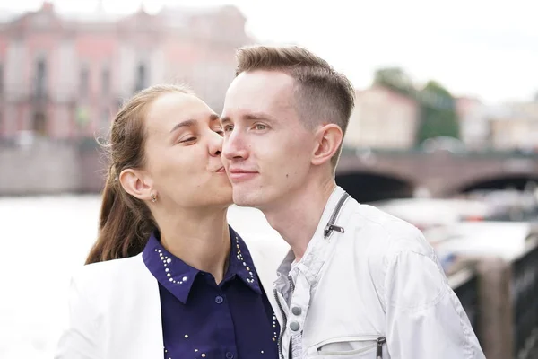 매력적인 남편과 아내는 주위를 포옹과 시간을 보내는 — 스톡 사진