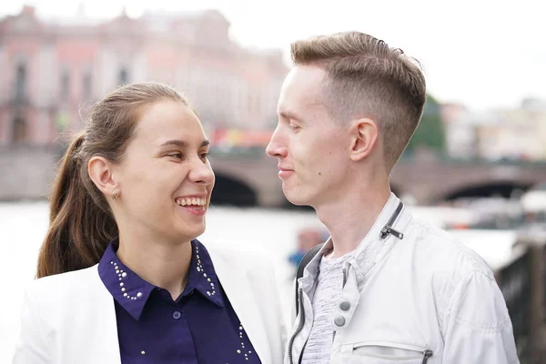 Encantadora Buena Pareja Marido Mujer Caminando Por Ciudad Abrazando Pasando — Foto de Stock