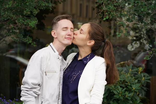 Encantadora Buena Pareja Marido Mujer Caminando Por Ciudad Abrazando Pasando — Foto de Stock