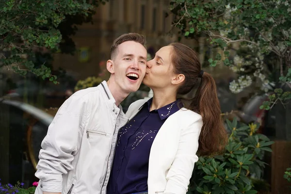 Encantadora Buena Pareja Marido Mujer Caminando Por Ciudad Abrazando Pasando — Foto de Stock