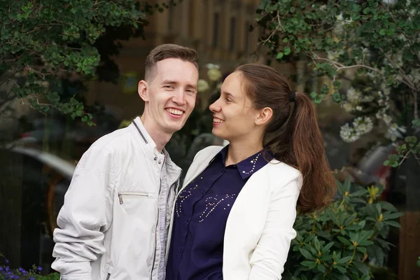 Encantadora Buena Pareja Marido Mujer Caminando Por Ciudad Abrazando Pasando — Foto de Stock