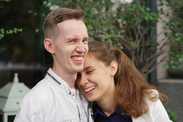 Encantadora Buena Pareja Marido Mujer Caminando Por Ciudad Abrazando Pasando — Foto de Stock