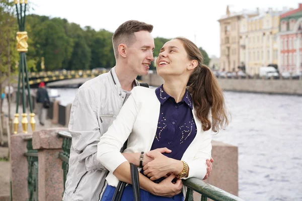 Encantadora Buena Pareja Marido Mujer Caminando Por Ciudad Abrazando Pasando — Foto de Stock