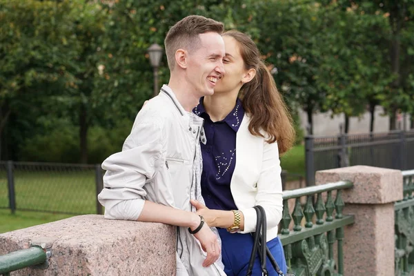 Encantadora Buena Pareja Marido Mujer Caminando Por Ciudad Abrazando Pasando — Foto de Stock