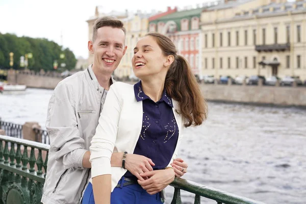 Encantadora Buena Pareja Marido Mujer Caminando Por Ciudad Abrazando Pasando — Foto de Stock