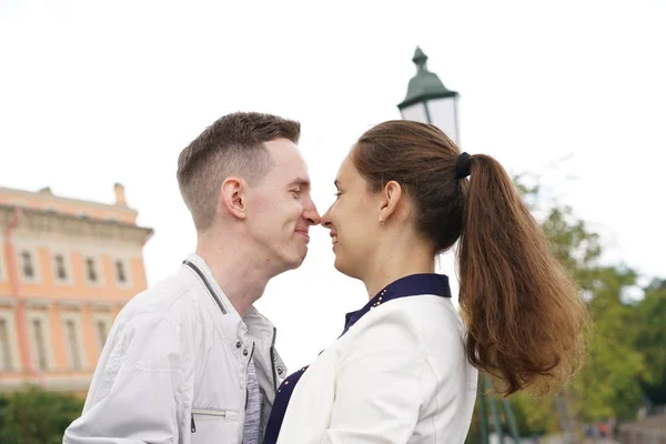 Encantadora Buena Pareja Marido Mujer Caminando Por Ciudad Con Abrazos — Foto de Stock