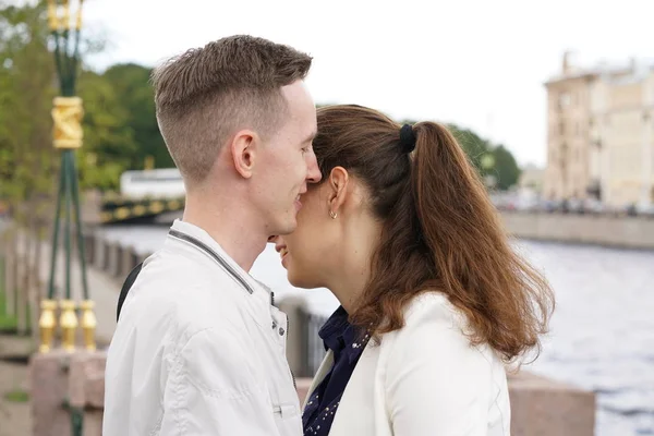 Encantadora Buena Pareja Marido Mujer Caminando Por Ciudad Con Abrazos — Foto de Stock