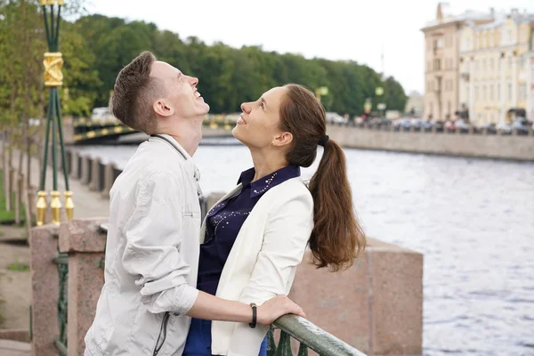 Encantadora Buena Pareja Marido Mujer Caminando Por Ciudad Con Abrazos — Foto de Stock