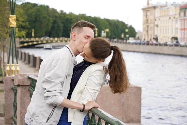 Encantador Casal Bom Marido Mulher Andando Pela Cidade Com Abraços — Fotografia de Stock