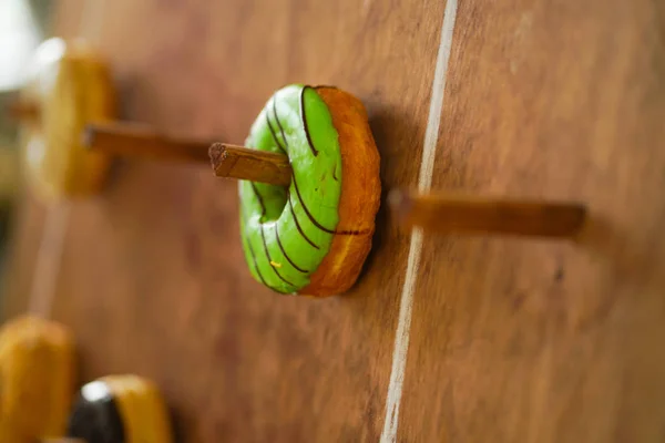 Auswahl Bunten Frischen Donuts Auf Einem Holzbrett Für Den Urlaub — Stockfoto