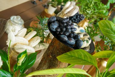 parti için bekleyen ahşap masaya lezzetli tatlı yiyecek! kimse.